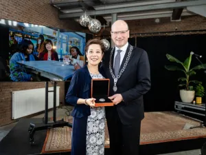 booked.net Steun RTV Apeldoorn Financieel steuntje voor RTV Apeldoorn - Doneer Gemeente Apeldoorn eert Maggie Feng met Zilveren Erepenning